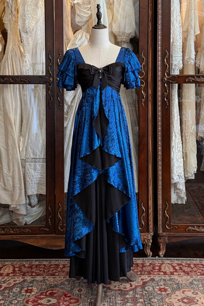 [Date limite de précommande: 105] Robe empire gothique élégante à volants cascade rouge/bleu [courte/longue] + ensemble robe complet (châle, broche papillon, chaîne de taille, traîne à nœud au dos)