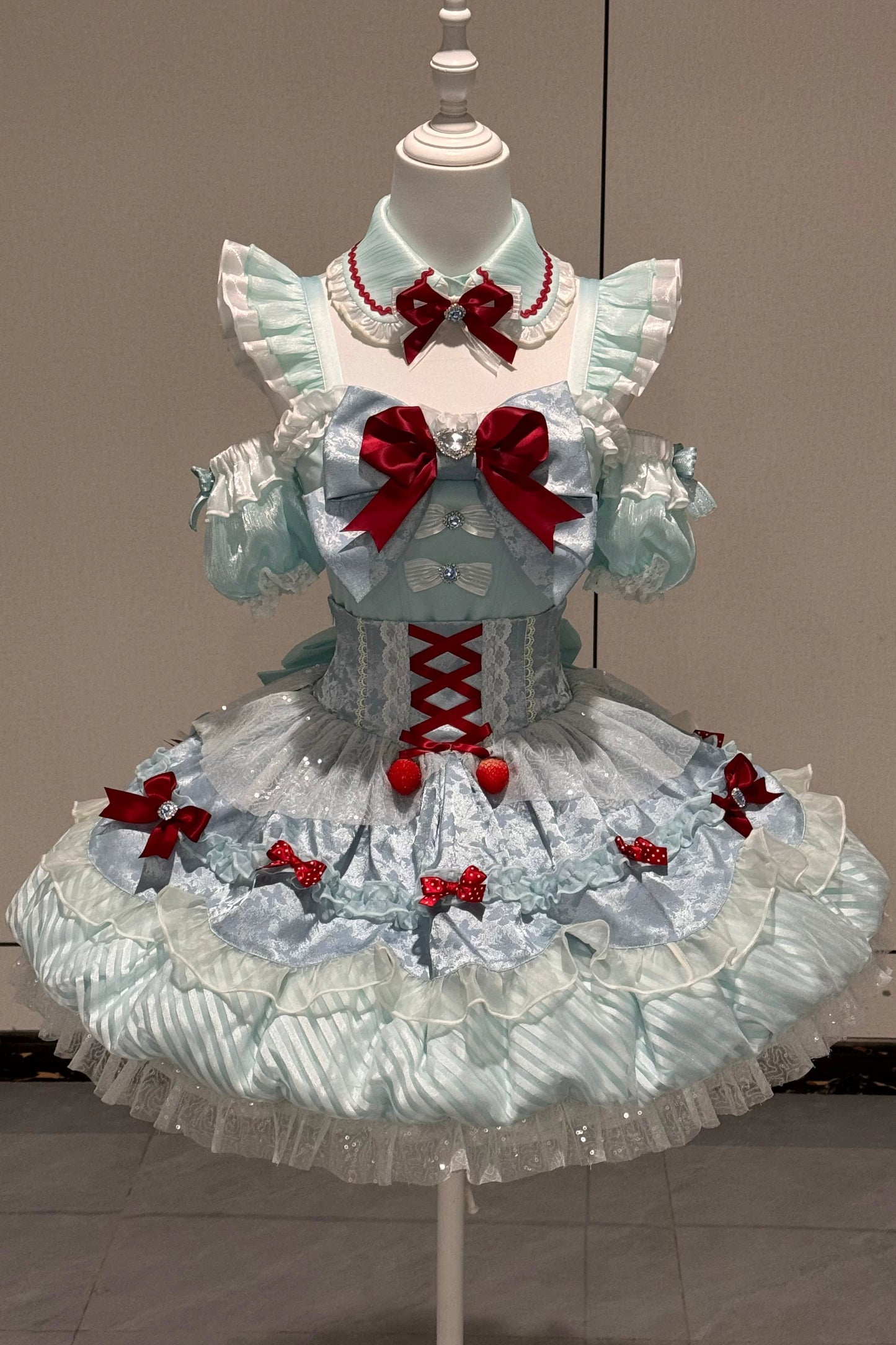 【7月10日予約締切】ミントブルー×レッドリボンアイドルロリータフリルショルダーパフスリーブトップス＋ティアードスカートドレスセットアップ（フェイクカラー付き）