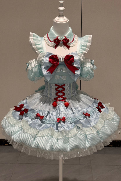 【7月10日予約締切】ミントブルー×レッドリボンアイドルロリータフリルショルダーパフスリーブトップス＋ティアードスカートドレスセットアップ（フェイクカラー付き）