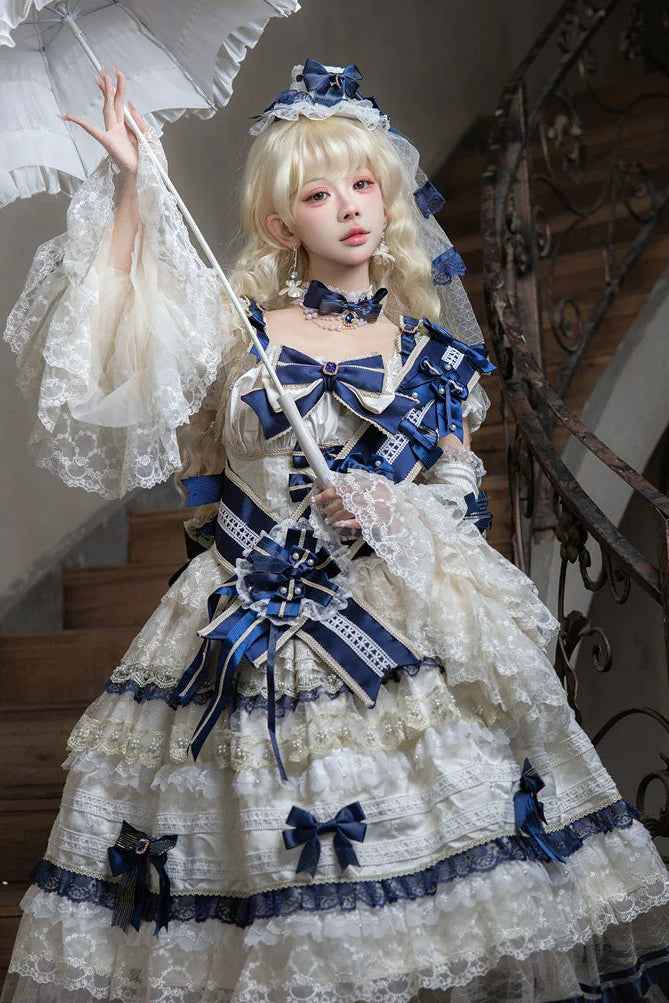 [Date limite de précommande : 9/28] Robe lolita princesse classique élégante royale blanc x bleu à nœud en dentelle et volants + ensemble complet (ras-de-cou/chapeau à voile/manches princesse [manches amovibles] /ceinture ruban/traîne à nœud au dos)