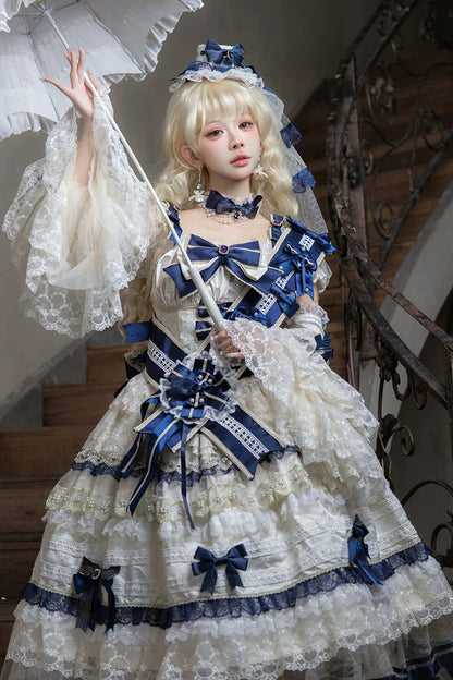 [Date limite de précommande : 9/28] Robe lolita princesse classique élégante royale blanc x bleu à nœud en dentelle et volants + ensemble complet (ras-de-cou/chapeau à voile/manches princesse [manches amovibles] /ceinture ruban/traîne à nœud au dos)