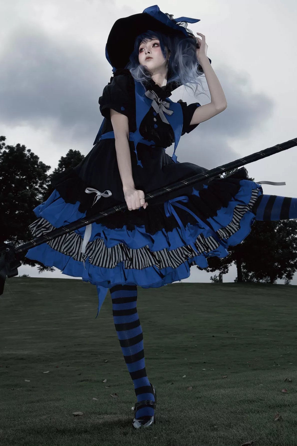 【8月29日予約締切】White x Burgundy / Blue x Black Gothic Doll Lolita Witch Asymmetrical Ruffle Dress Full Set （with Pointed Collar + Bow Tie + Waist Belt）
