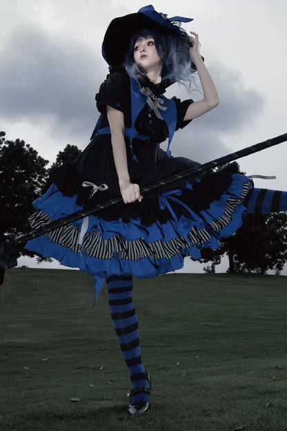 【8月29日予約締切】White x Burgundy / Blue x Black Gothic Doll Lolita Witch Asymmetrical Ruffle Dress Full Set （with Pointed Collar + Bow Tie + Waist Belt）