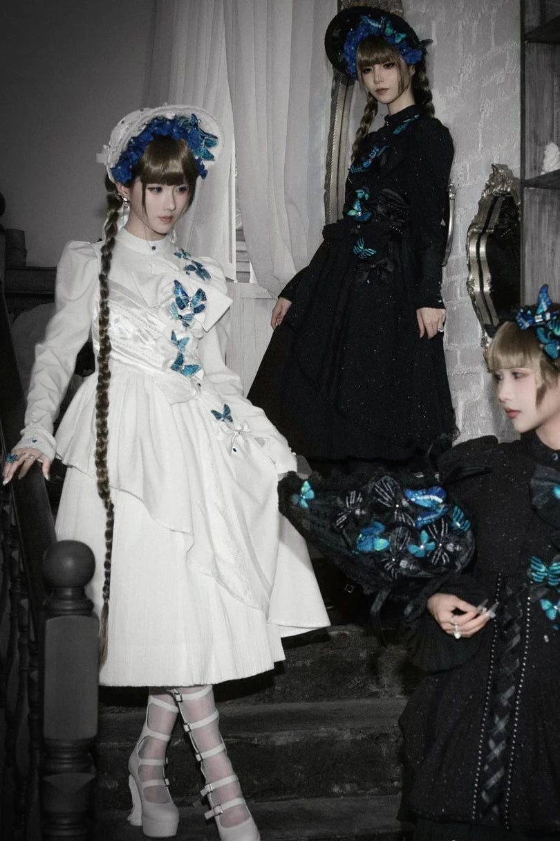 [Reservierungsschluss 14. Oktober] Schwarz/weißes Gothic-Lolita-Langkleid mit Schmetterlingsschleife, Stehkragen und asymmetrischen Lagen