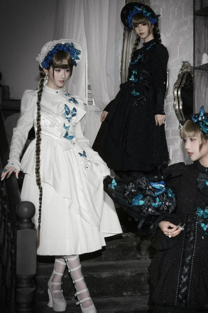 [Reservierungsschluss 14. Oktober] Schwarz/weißes Gothic-Lolita-Langkleid mit Schmetterlingsschleife, Stehkragen und asymmetrischen Lagen