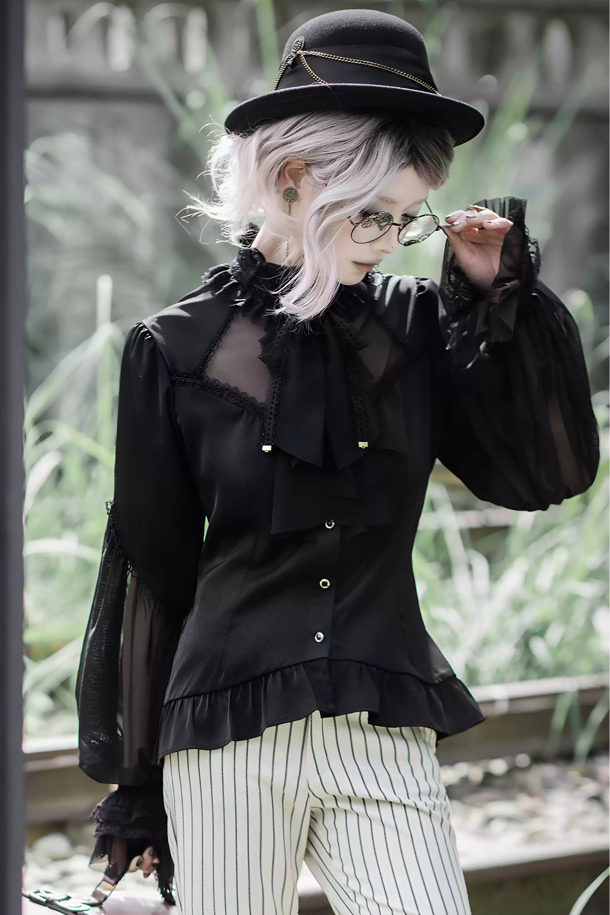 Chemise gothique à manches longues avec dentelle et volants
