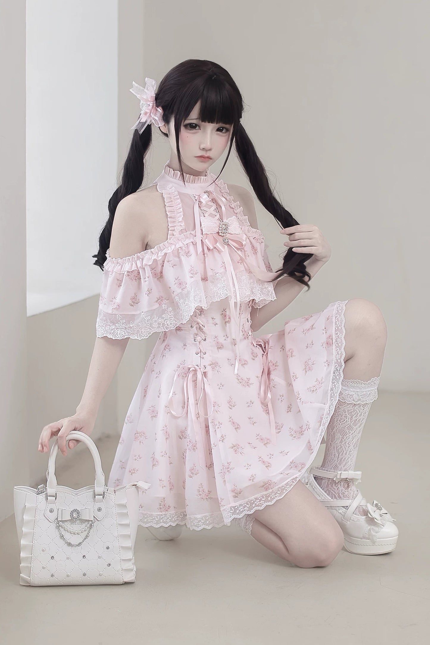 【Date limite de précommande : 30 mai】Robe épaules dénudées rose à motif floral en mousseline et dentelle avec nœud bijou