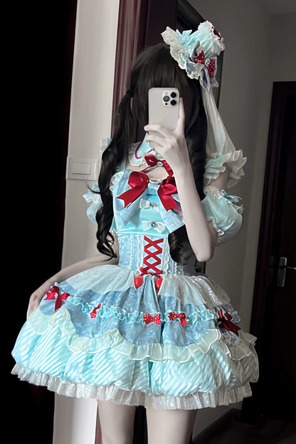 【7月10日予約締切】ミントブルー×レッドリボンアイドルロリータフリルショルダーパフスリーブトップス＋ティアードスカートドレスセットアップ（フェイクカラー付き）