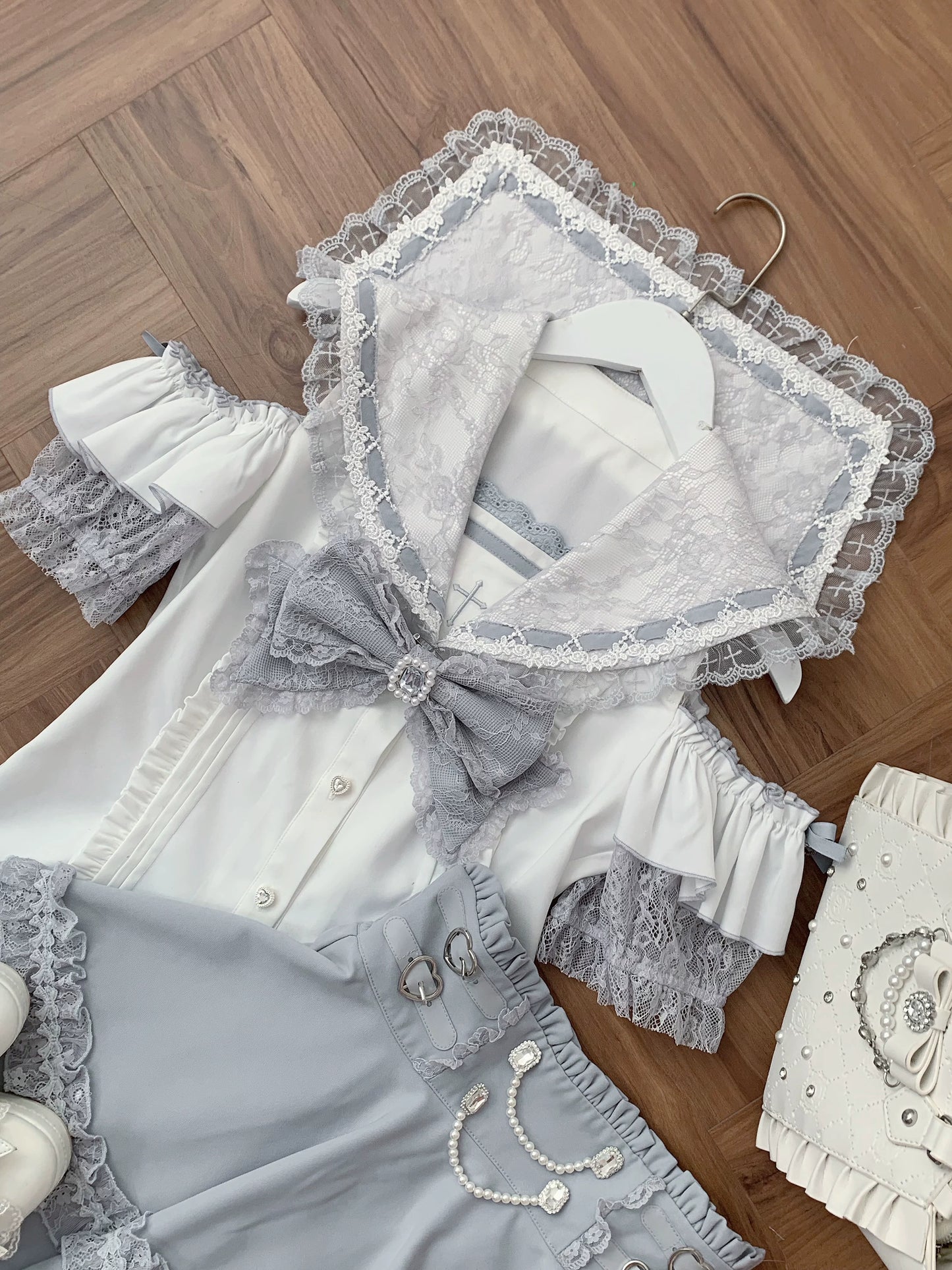 [Pre-order Deadline: August 30] Blue and White Lace Sailor Gothic Open-Shoulder Short-Sleeve Ribbon Shirt + Pearl Chain Frill Skirt