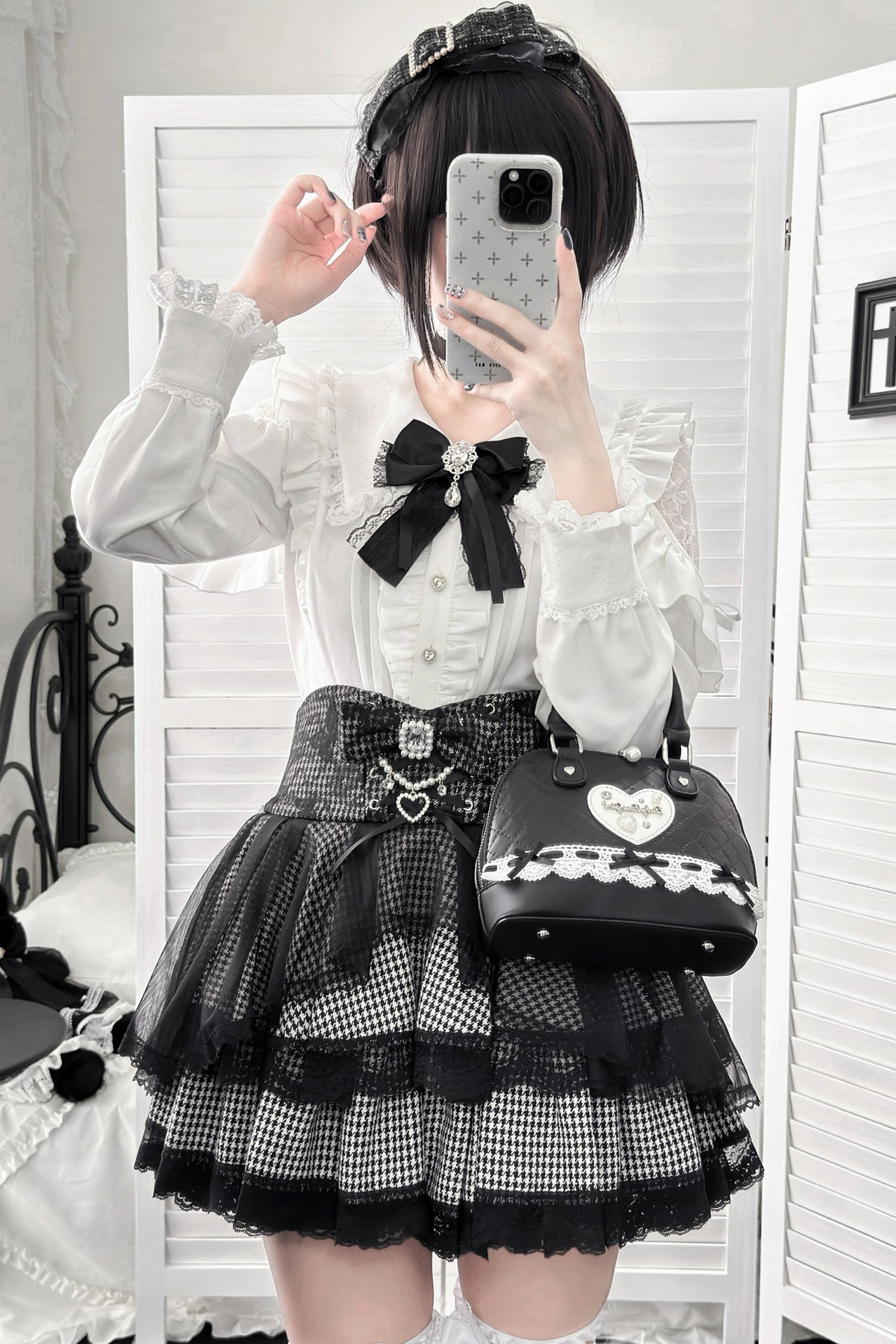 【11月15日予約締切】White Ruffle Trim Lace Sleeve Blouse＋Black White Pearl Bow Tiered Houndstooth Skirt＋Rhinestone Lace Ribbon Brooch