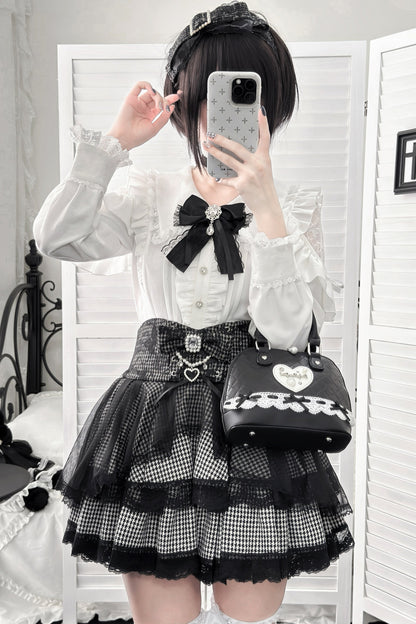 【11月15日予約締切】White Ruffle Trim Lace Sleeve Blouse＋Black White Pearl Bow Tiered Houndstooth Skirt＋Rhinestone Lace Ribbon Brooch