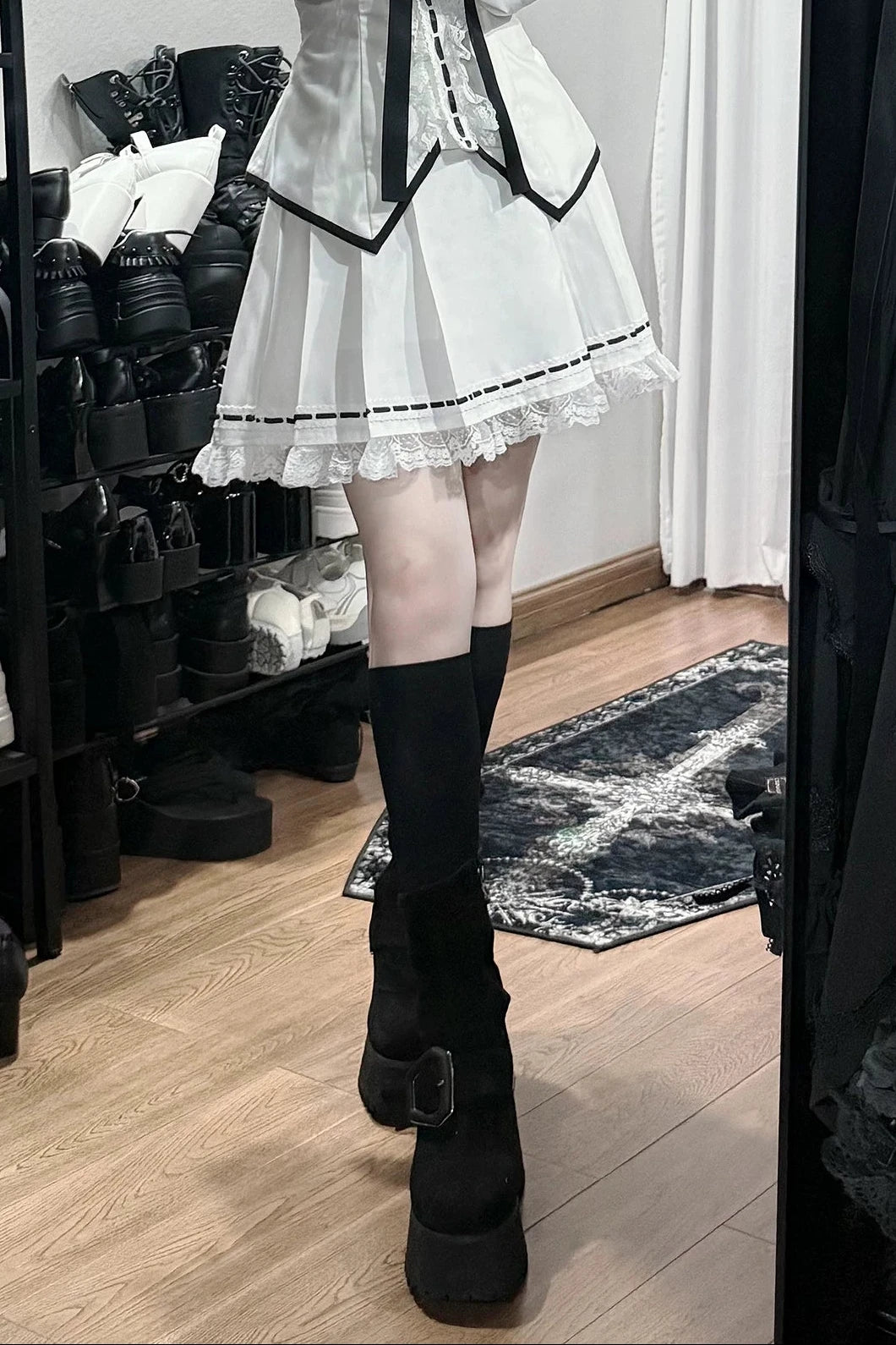[Vorbestellschluss: 1015] Weiße Gothic-Spitzenbluse mit langen Ärmeln und Cut-out-Schultern&nbsp;mit abnehmbaren Schleifen+Spitzen-Boxfaltenrock