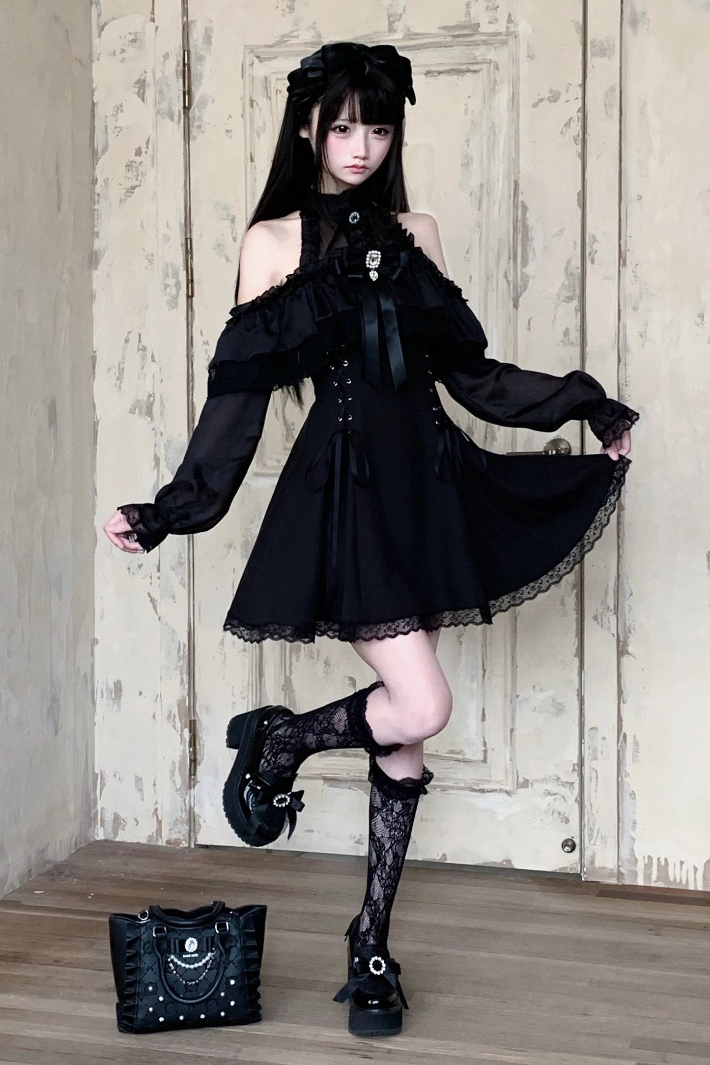 【8月30日予約締切】Black Gothic Off-Shoulder Frill Long Sleeve Dress with Bow Tie