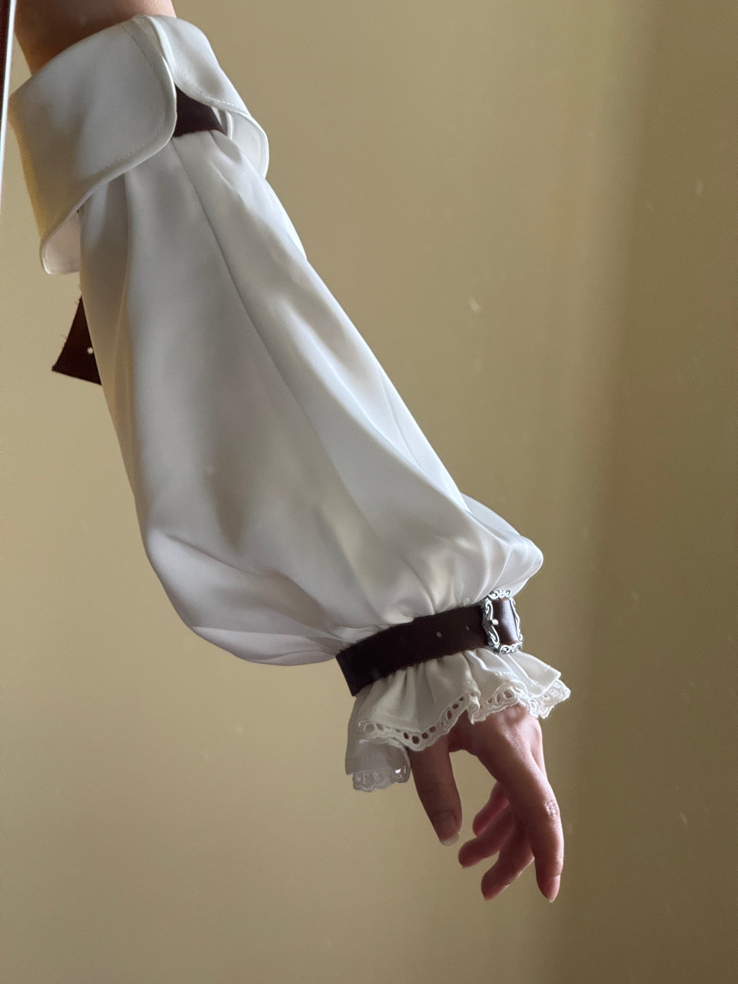 【12月28日予約締切】クラシカルファンタジーレースレザーバックルアームスリーブ