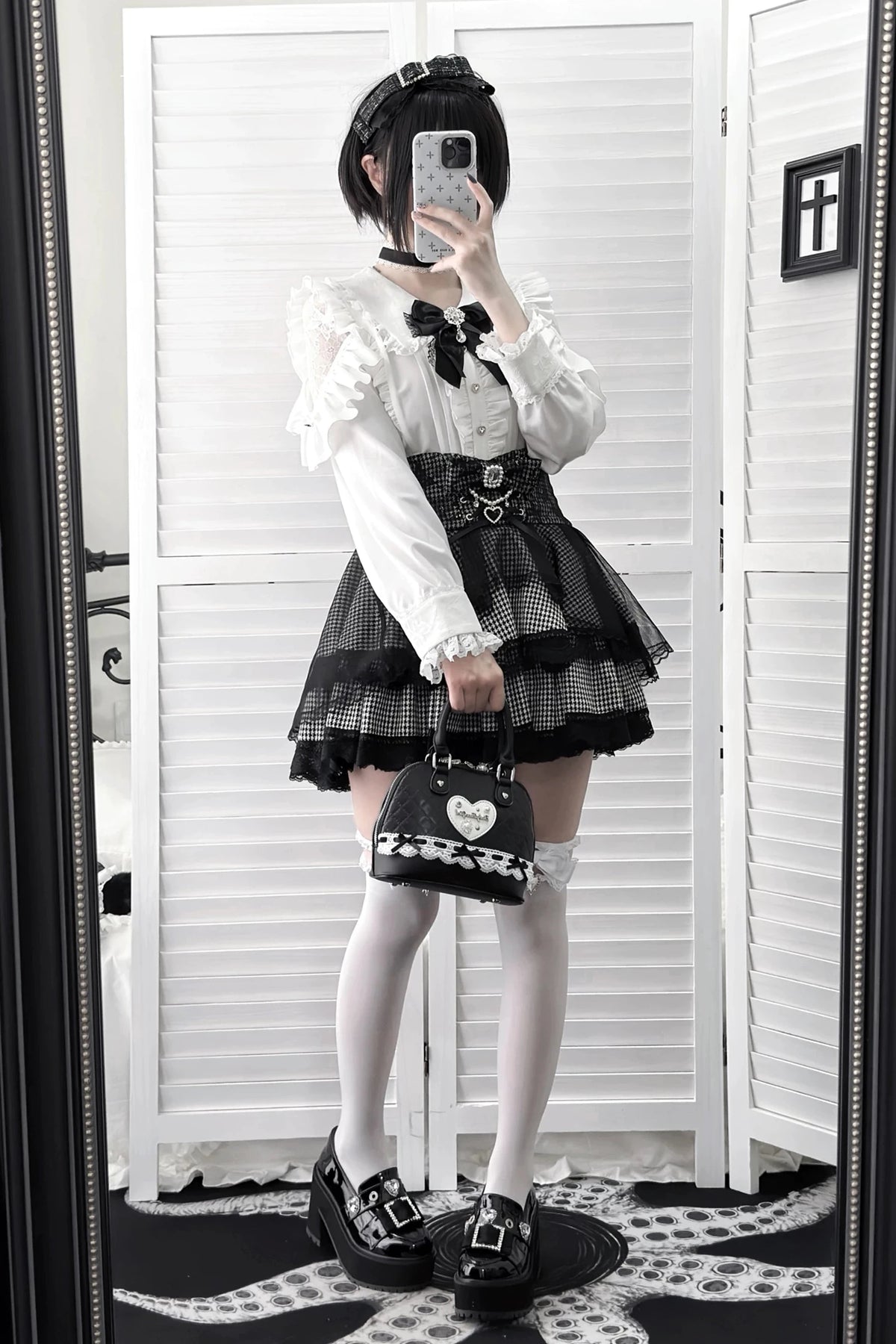 【11月15日予約締切】White Ruffle Trim Lace Sleeve Blouse＋Black White Pearl Bow Tiered Houndstooth Skirt＋Rhinestone Lace Ribbon Brooch