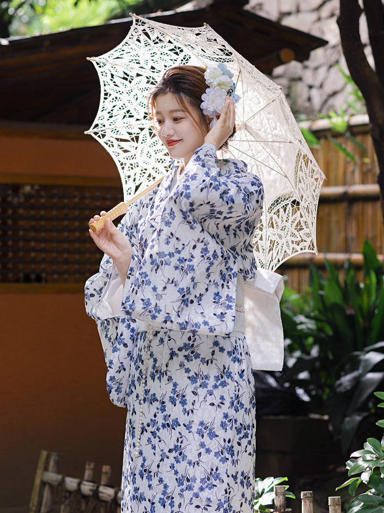 Ensemble de yukata [Kimono + sac à main + tabi] en dentelle blanche et bleue sur tout le pourtour.