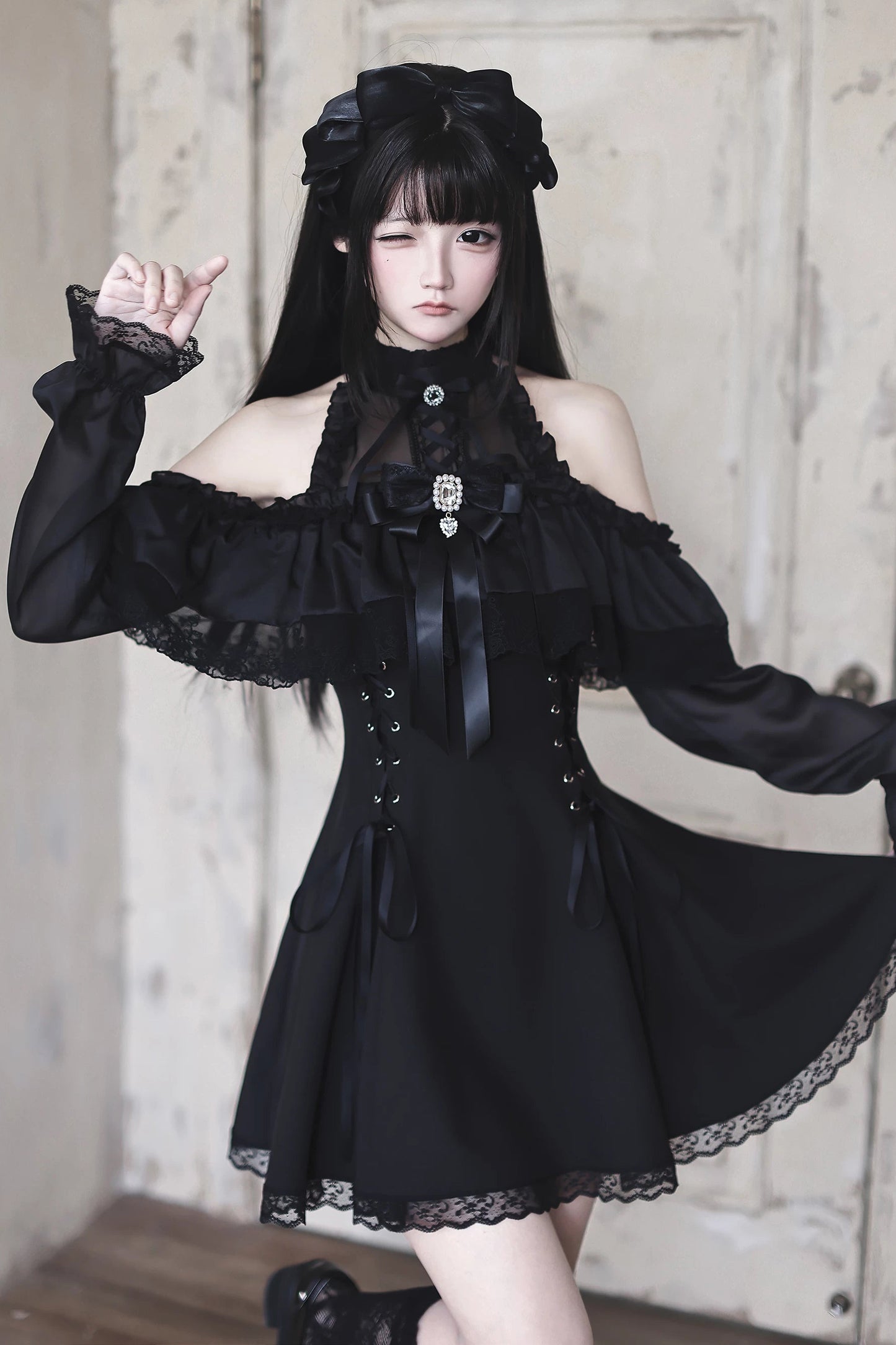 【8月30日予約締切】Black Gothic Off-Shoulder Frill Long Sleeve Dress with Bow Tie