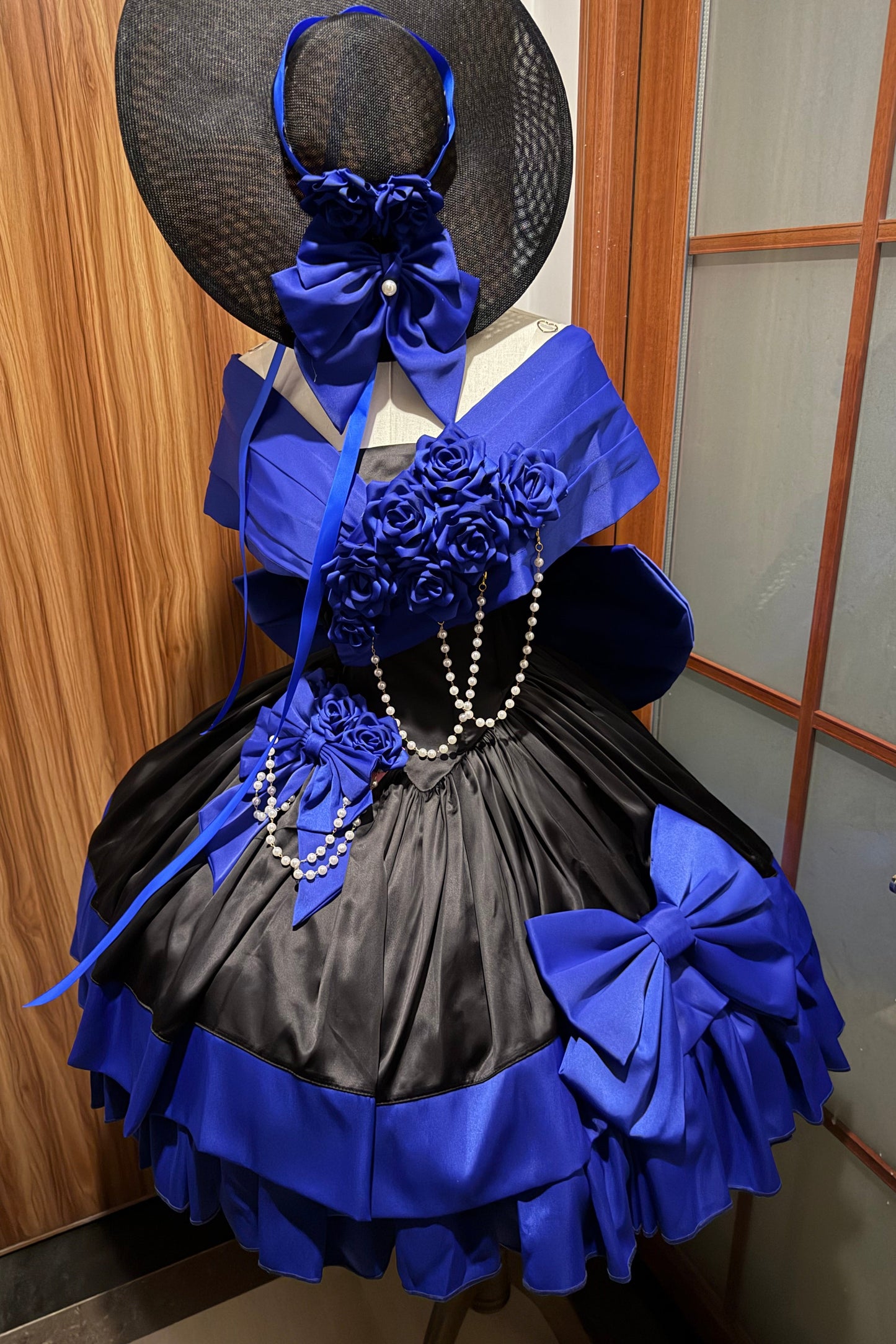 [Vorbestellfrist: 28. Juni] Blau-schwarzes Prinzessinnen-Lolita-Kleid mit Rosenband und freien Schultern + Komplettset + Accessoires (Hut Choker)