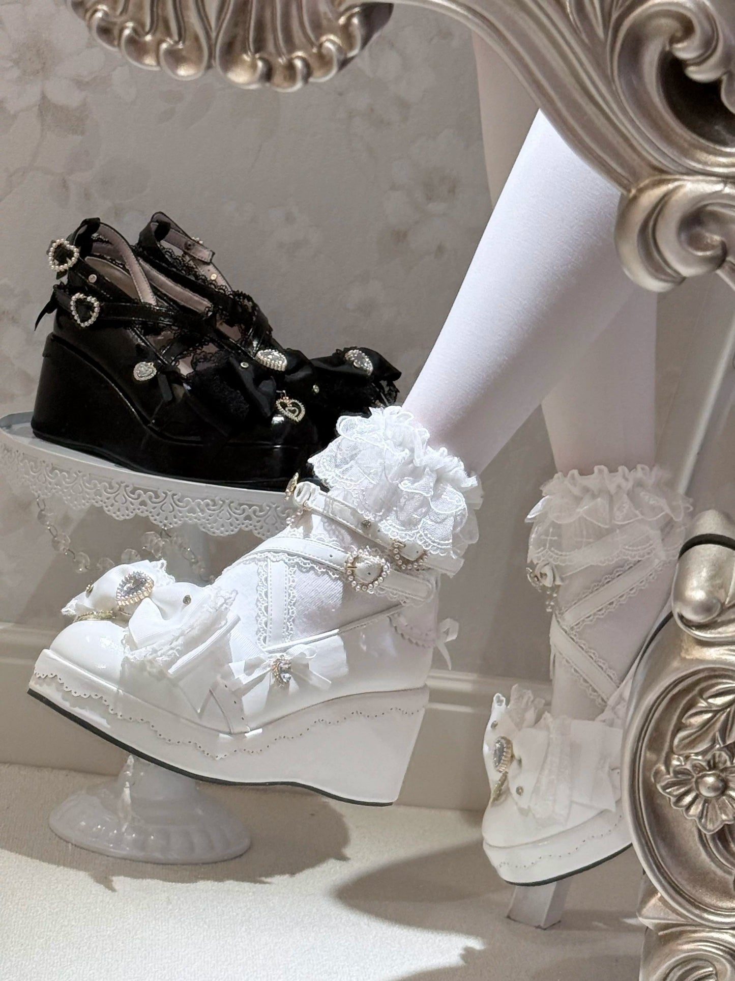 【3월 23일 예약마감】 화이트 앤 블랙 라인스톤 레이스 리본 슈즈