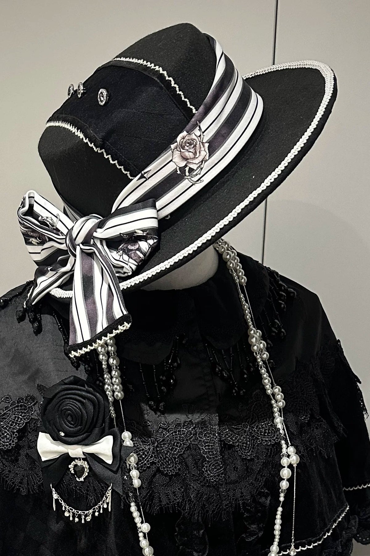 【10月3日予約締切】Black/White Elegant Gothic Series Accessories(Black Butterfly Print Striped Ribbon Hat, Black Rose Ribbon Brooch, Ribbon KC, Hair Clip Pair, Bonnet)