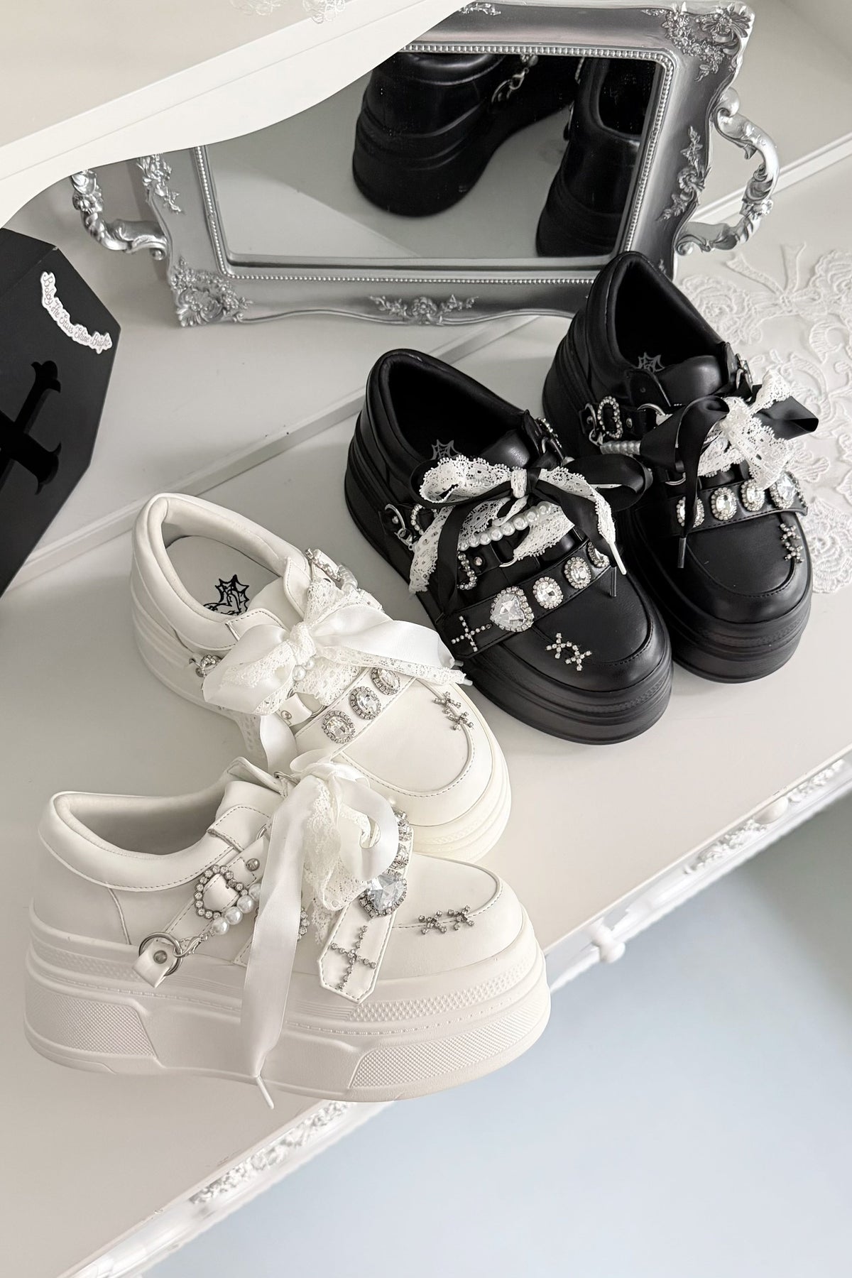 【10月6日予約締切】White/Pink/Black Rhinestone Buckle Lace Cross Charm Ribbon Chunky Sneakers