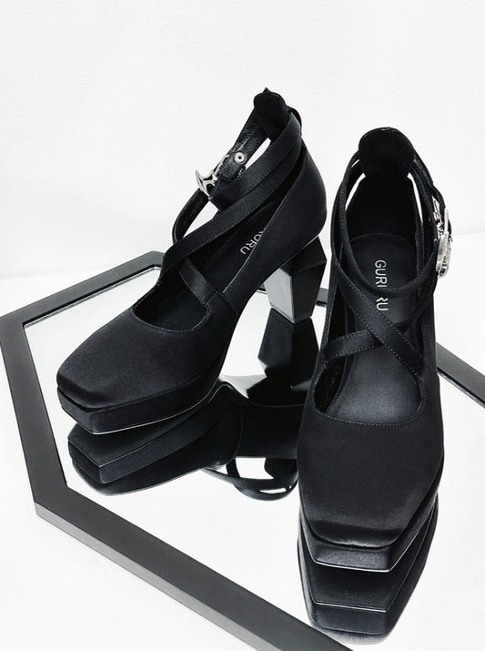 Theresa's Prayer Silk Strap Goth Elegant Square Toe High Heels (talons hauts gothiques élégants à bout carré)