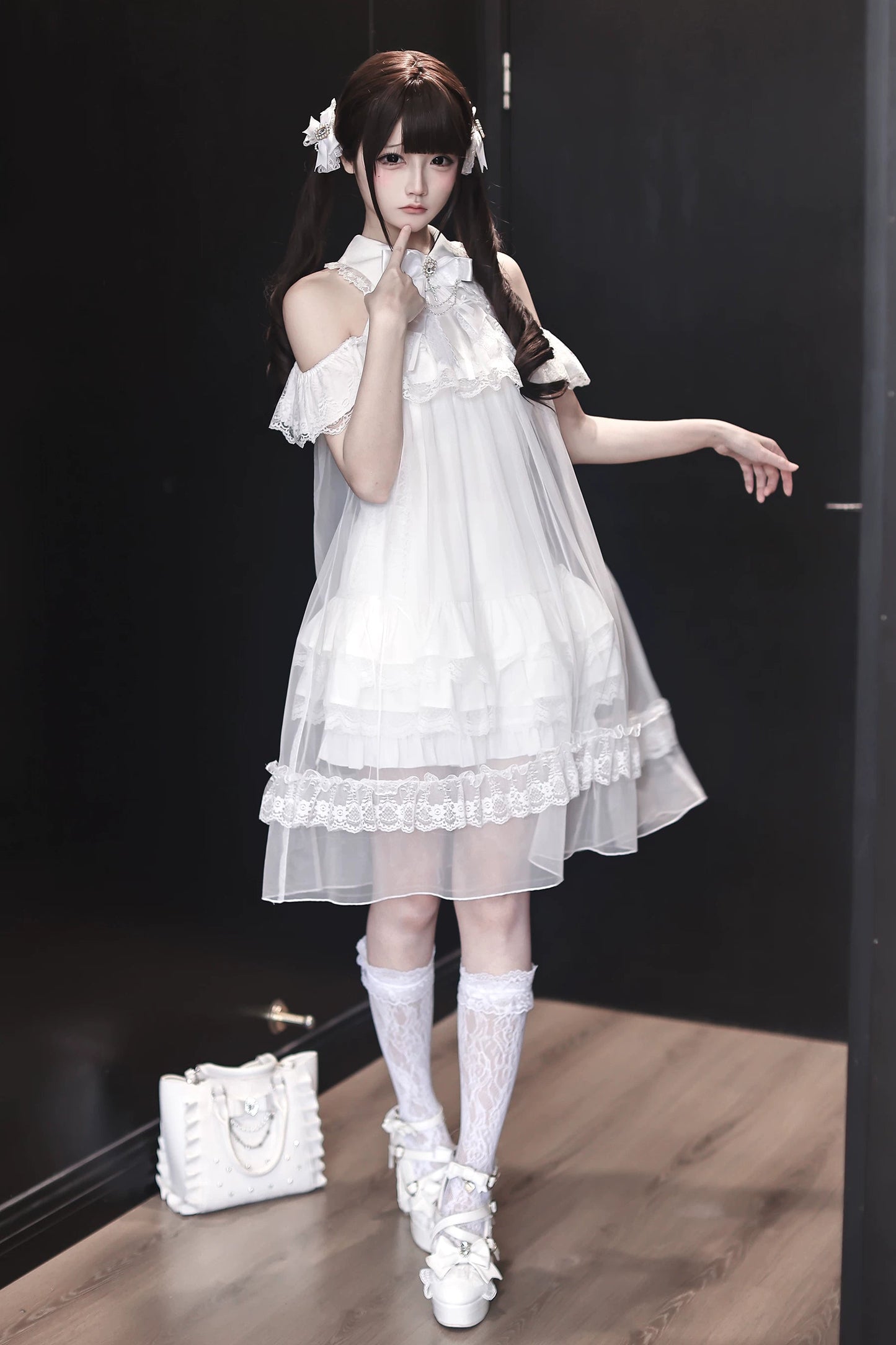 【6月29日予約締切】ゴシックホワイトエンジェルオフショルダーシアーレースオーバーレイレイヤードドレス（クロスジュエルリボン付き）