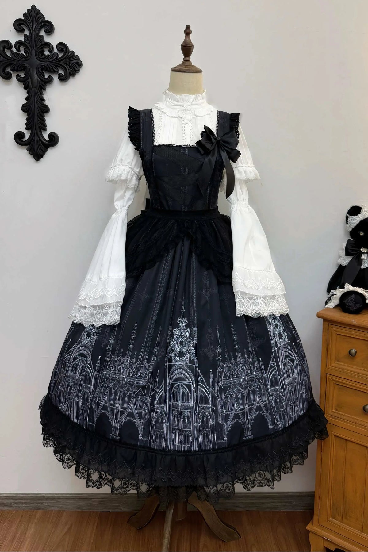 【10月13日予約締切】Gothic Lolita Black White Cathedral Print Lace Trim JSK Dress + Full Dress Set (Detachable Sleeved Shirt, Mini Hat, Apron, Brooch)