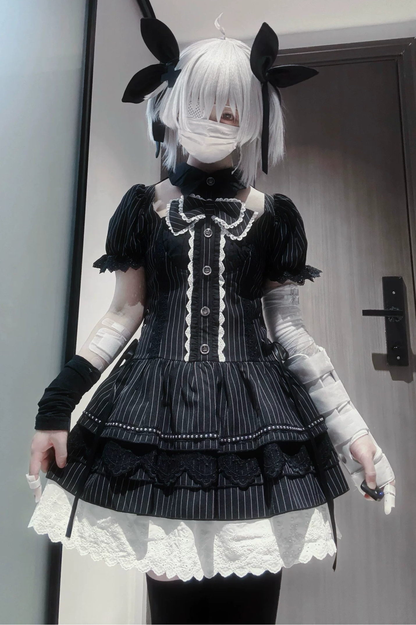 ダークバットカラーパフスリーブドレス