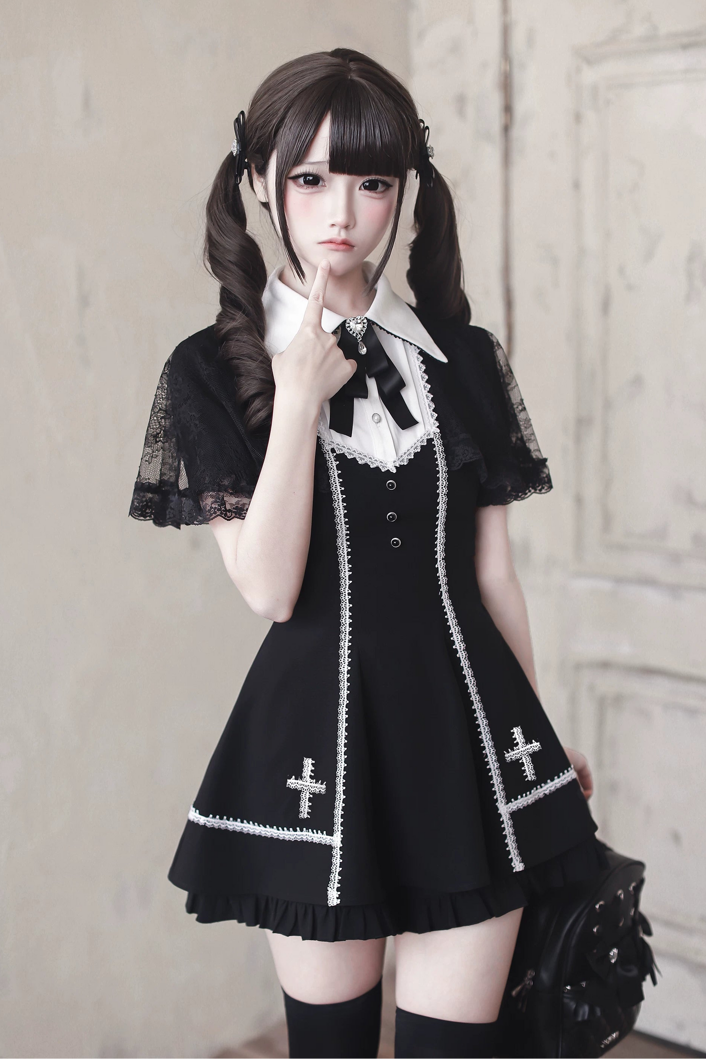 【4月29日予約締切】ブラックゴシックケープスリーブクロスディテールリボンカラードレスセットアップ