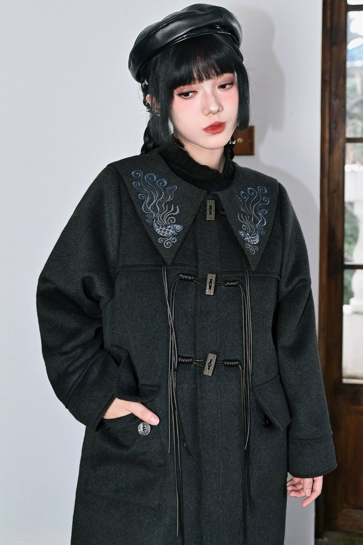 ダークフィンエンブロイダードウールコート