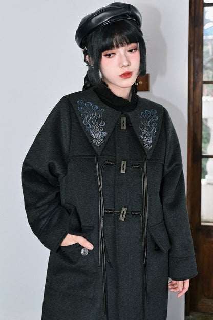 ダークフィンエンブロイダードウールコート