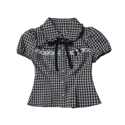 haut à ruban monochrome + mini-jupe à pois en dentelle