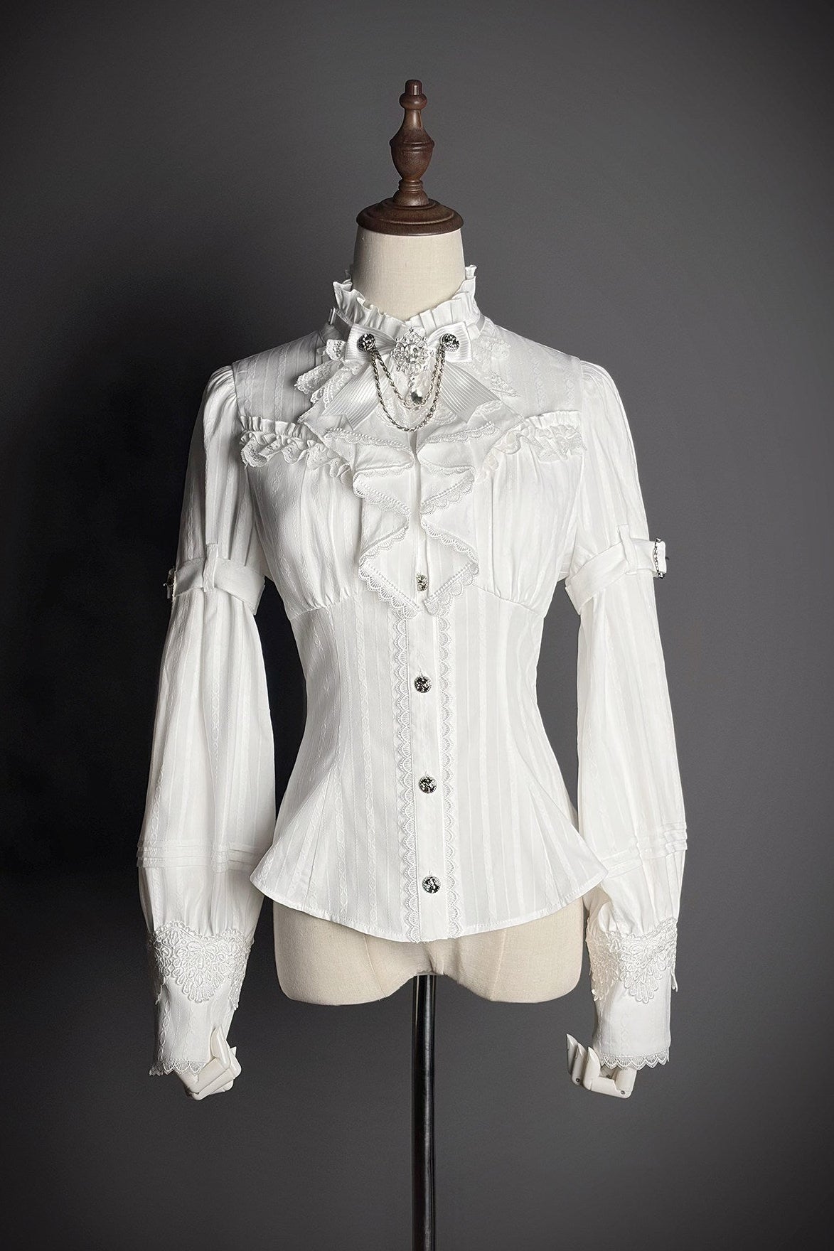 【2月23日予約締切】ドーンブレイカーゴシックフリルスタンドカラージャカードリボンシャツ