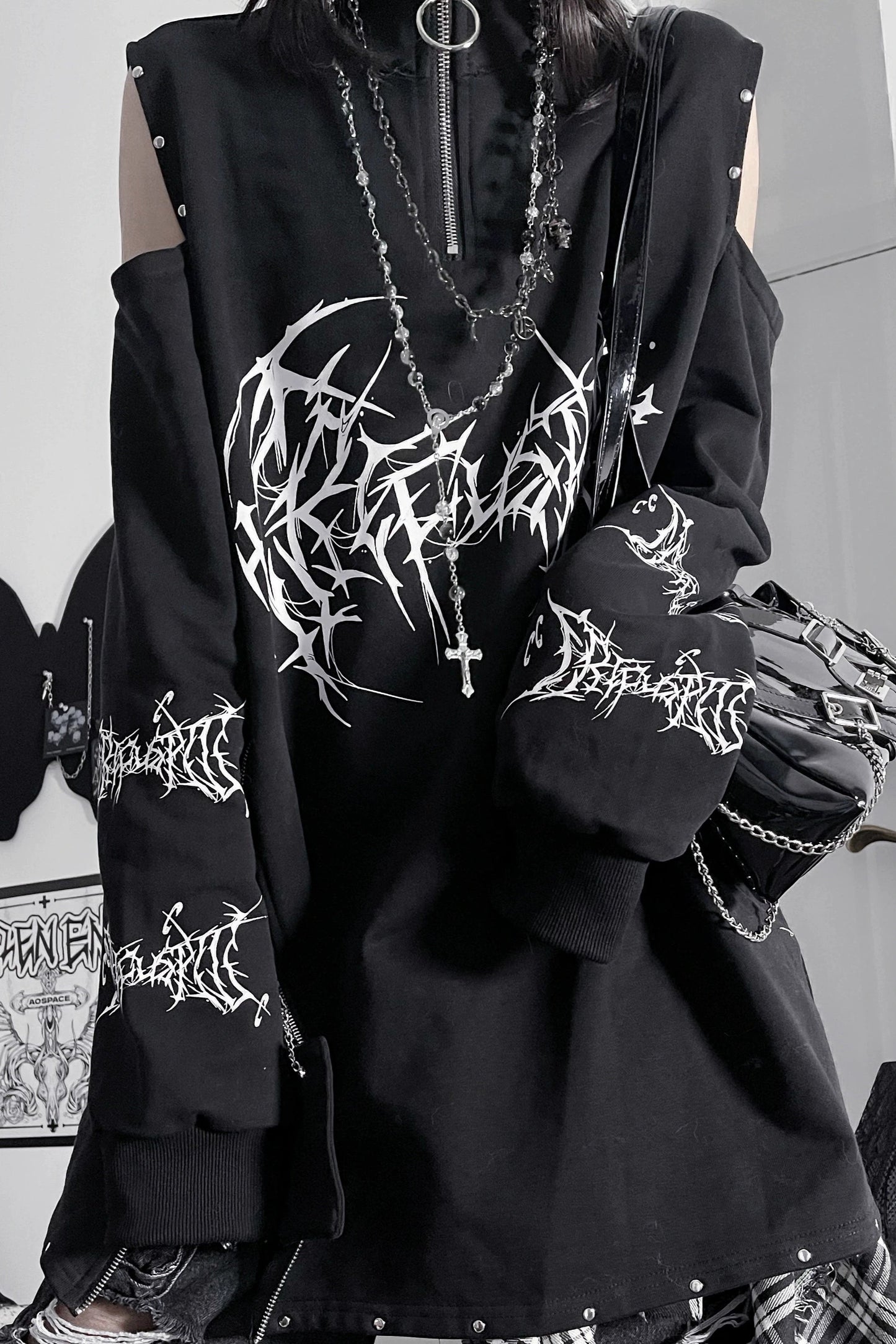 Top de sudadera subcultural Dark Cruise largo de algodón con hombros descubiertos