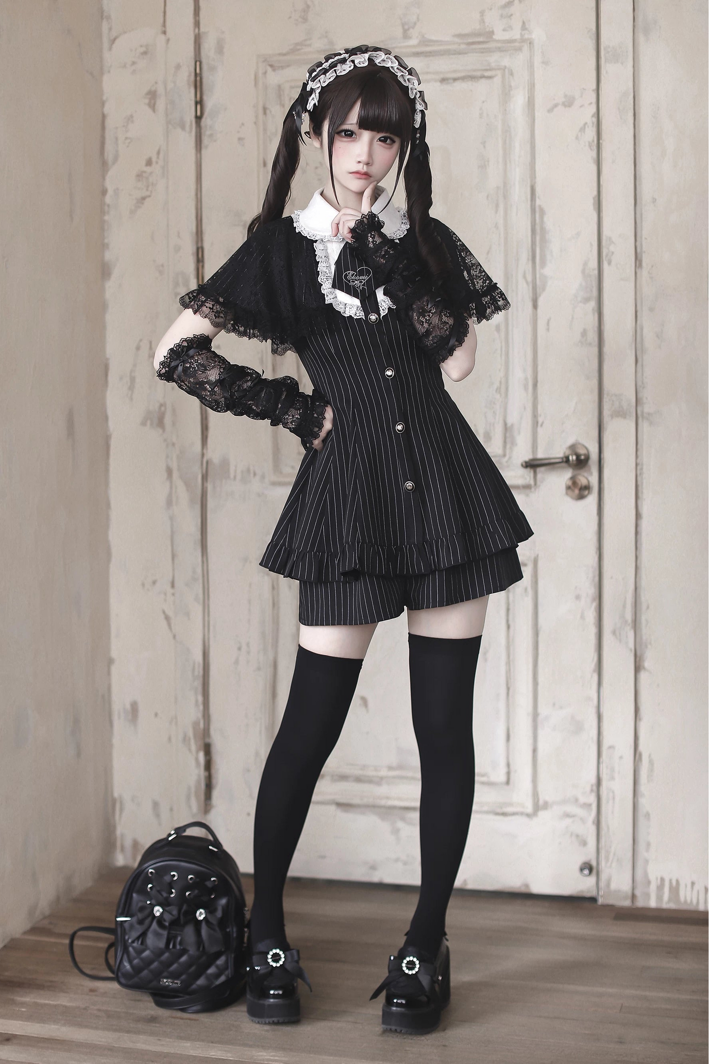 [Bestellfrist 15. Mai] Schwarzer Nadelstreifen-Spitzen-Umhang-Design-Stehkragen-Kleid-Anzug-Komplett-Ensemble + Accessoires