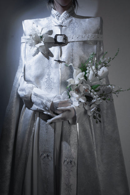 [Reservierungsschluss 13. September] Silber-weißer Gothic-Prinzen-Cape-Mantel mit royaler Stickerei