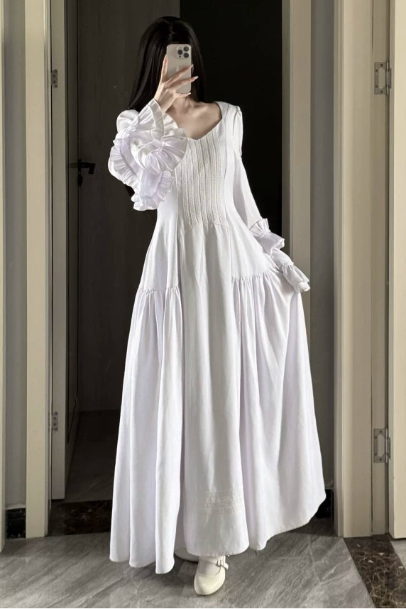 [Termine prenotazione 30 maggio] Abito gothic lolita bianco e nero con maniche svasate + sopragonna a corsetto rialzabile con croci + set completo