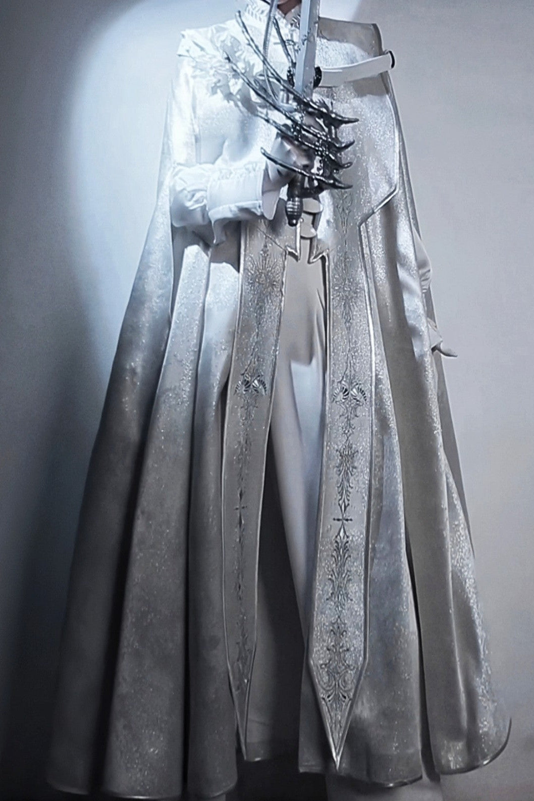 [Reservierungsschluss 13. September] Silber-weißer Gothic-Prinzen-Cape-Mantel mit royaler Stickerei