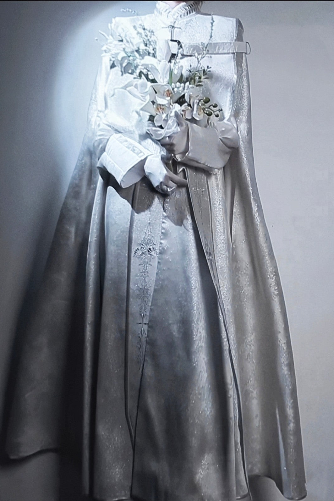 [Reservierungsschluss 13. September] Silber-weißer Gothic-Prinzen-Cape-Mantel mit royaler Stickerei