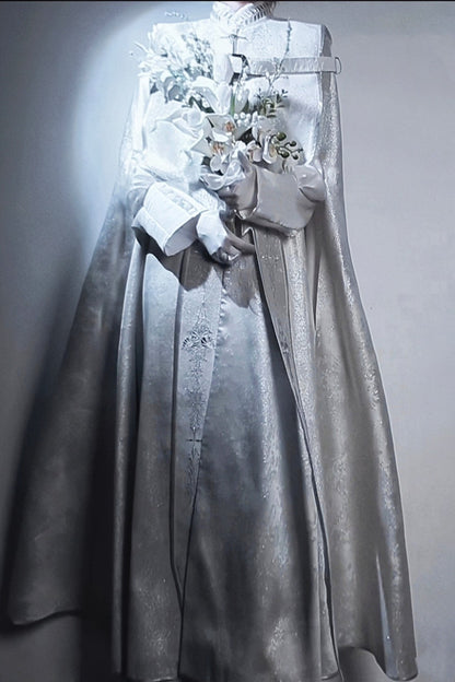 [Reservierungsschluss 13. September] Silber-weißer Gothic-Prinzen-Cape-Mantel mit royaler Stickerei