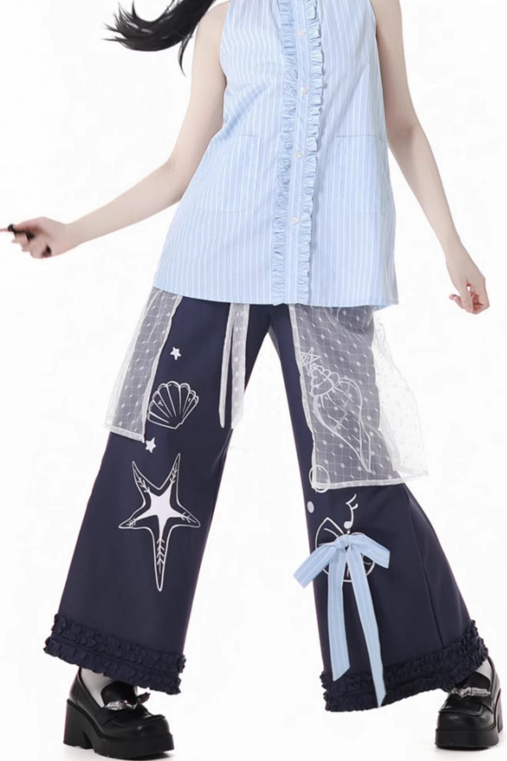 Gestreiftes Strandhemd + ärmelloses Hemd + Overshirt + Rock + weite Hose + Jeansrock