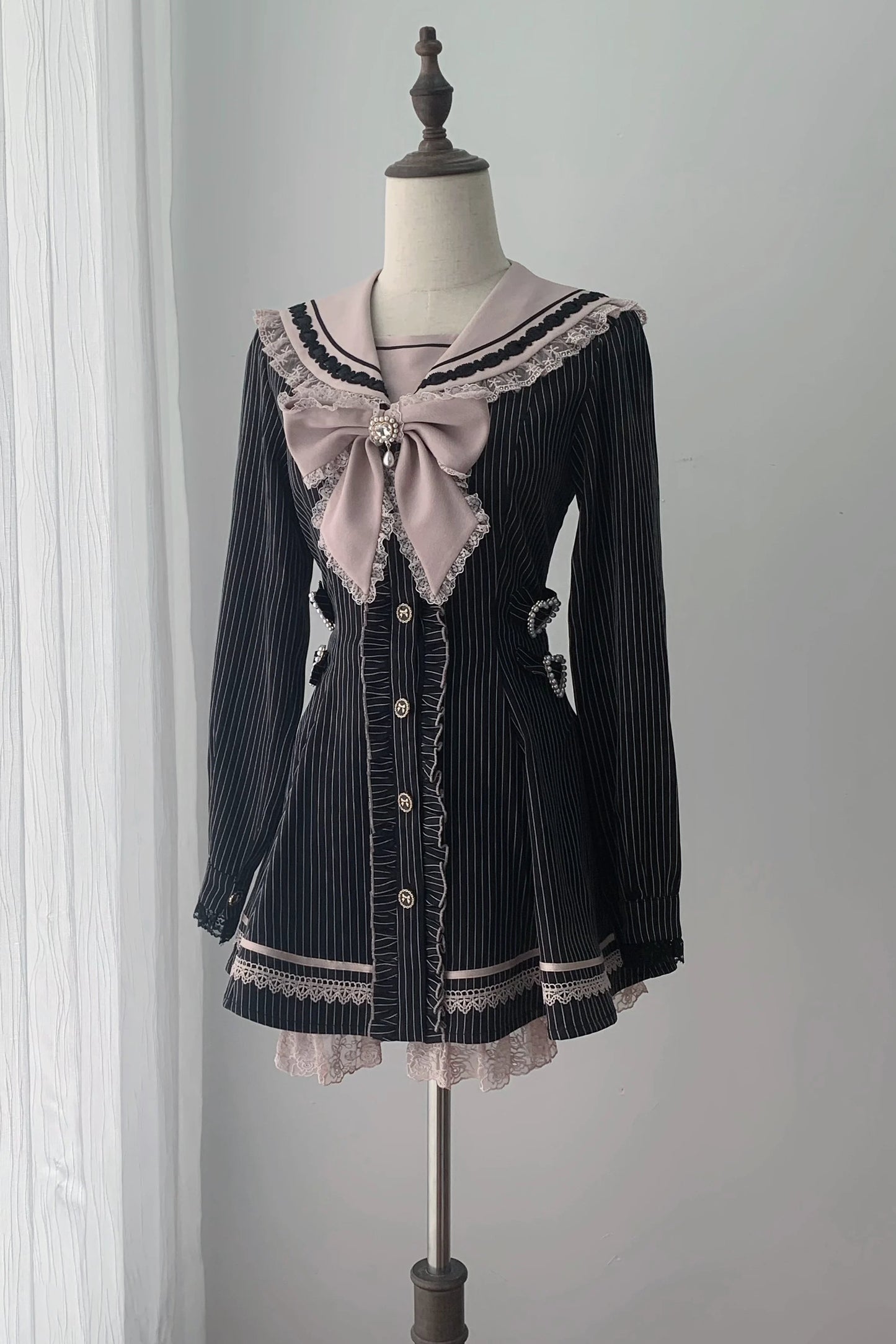 [Reservierungsschluss 29. September] Pink-schwarz gestreiftes langärmeliges Matrosenkleid mit Rüschen + Shorts + Schmuck-Fliege-Set