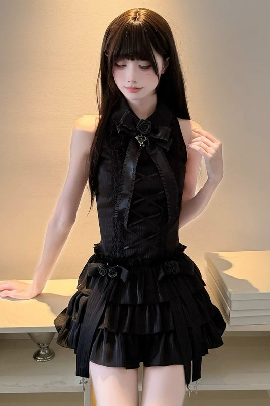 Dunkles ärmelloses Rüschen-Kleid