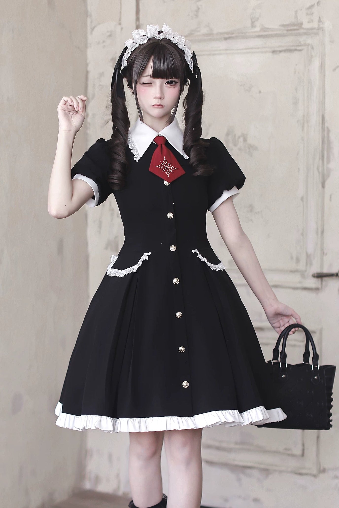 [Précommande jusqu'au 29 avril] Robe Lolita Gothic en dentelle noir x blanc avec cravate rouge Type A/B