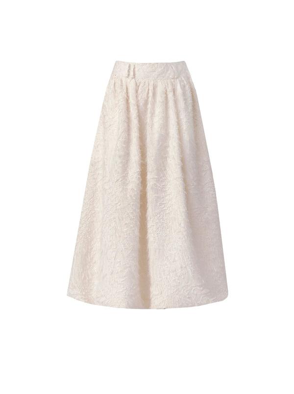 Chemise à manches bouffantes nouée par un ruban blanc + jupe longue évasée en plumes de neige