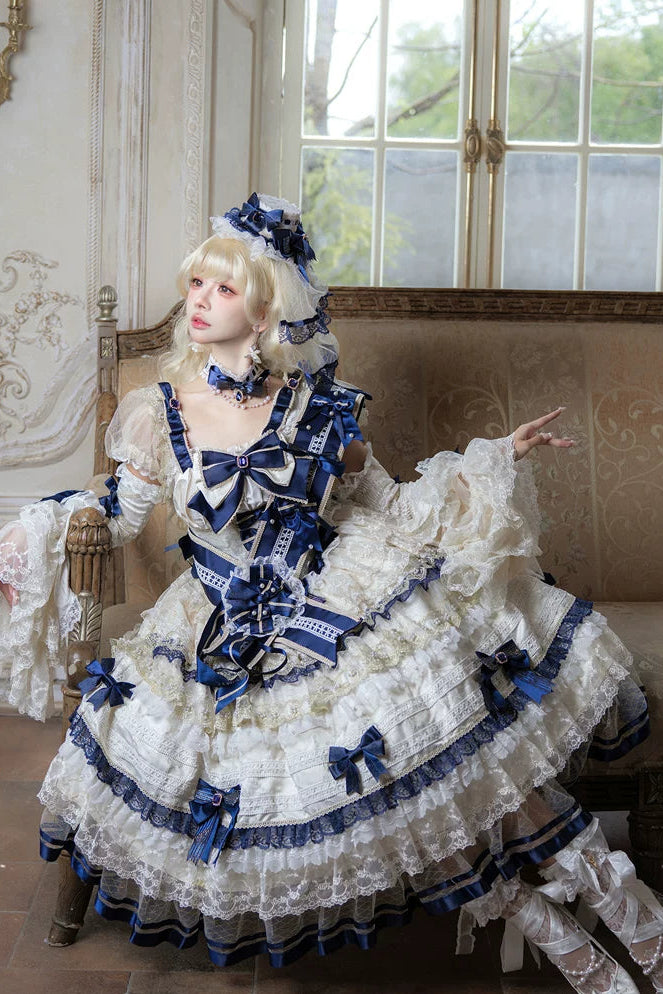 [Date limite de précommande : 9/28] Robe lolita princesse classique élégante royale blanc x bleu à nœud en dentelle et volants + ensemble complet (ras-de-cou/chapeau à voile/manches princesse [manches amovibles] /ceinture ruban/traîne à nœud au dos)