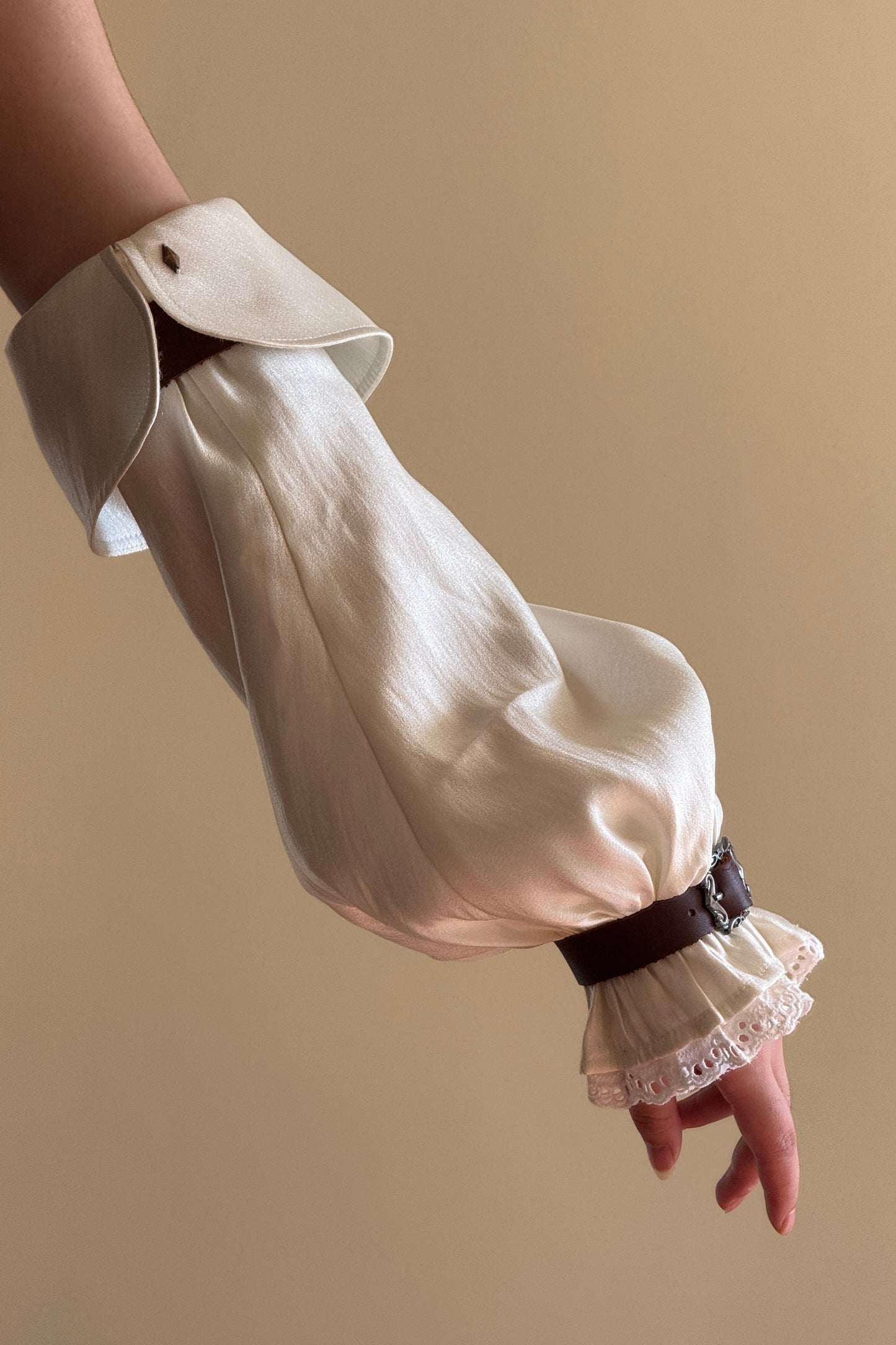 【12月28日予約締切】クラシカルファンタジーレースレザーバックルアームスリーブ