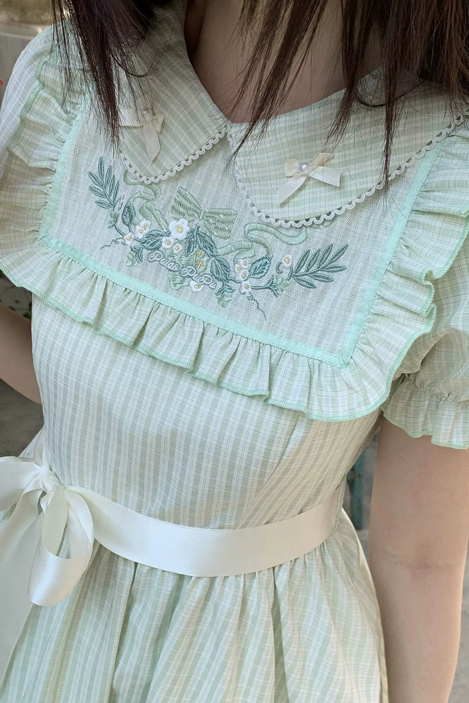 Robe douce à bordure en dentelle