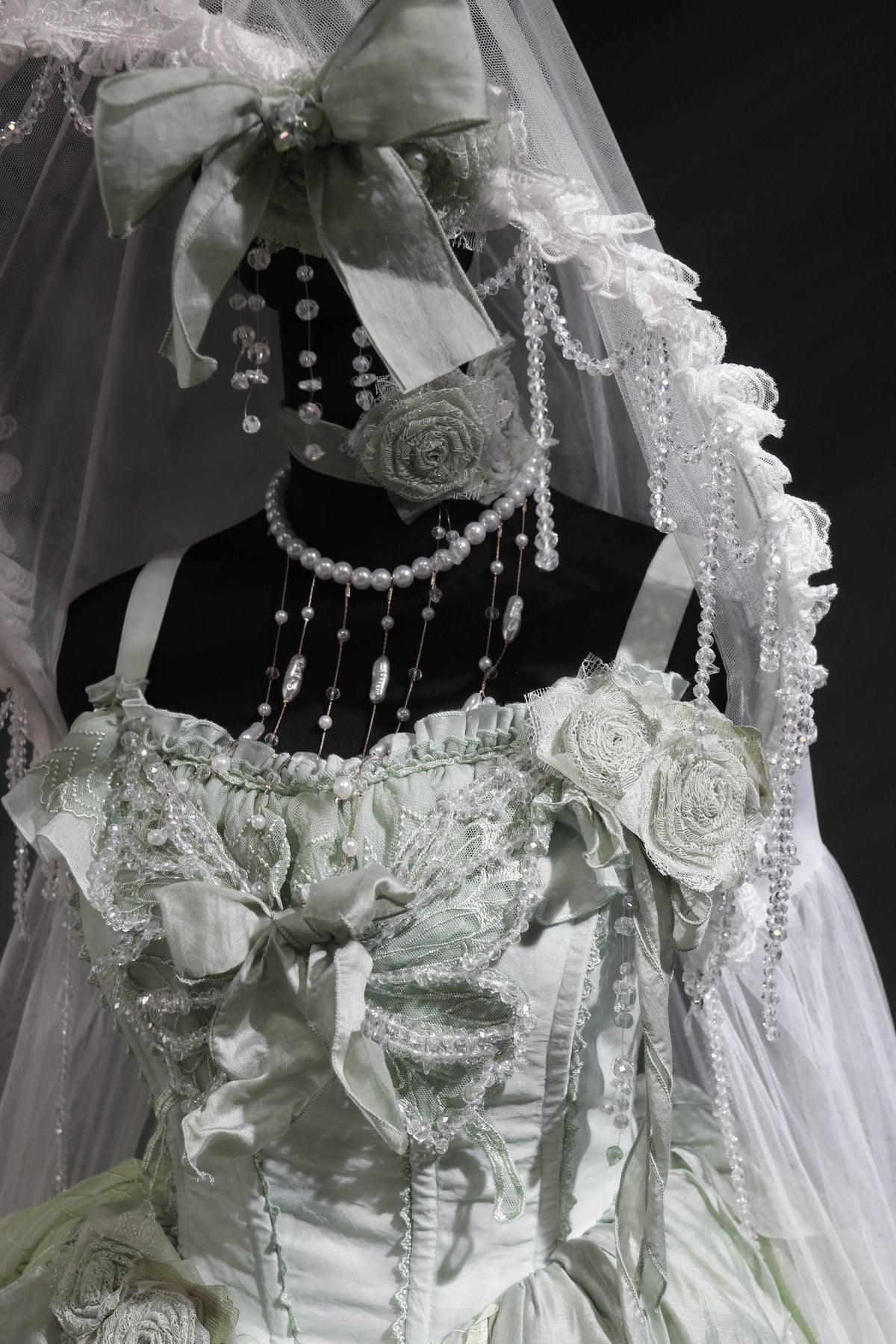 【10月28日予約締切】Black/White Gothic Lolita Sheer Lace Beaded Hooded Long Cape